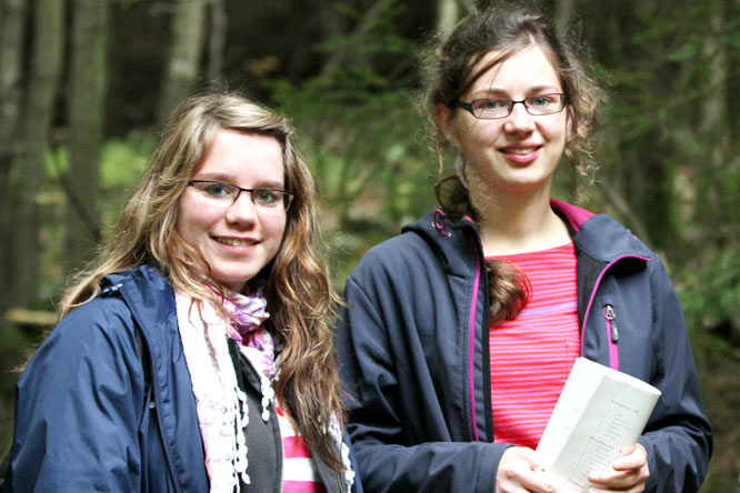 Anna und Sophie betreuen die Walderlebnisrallye