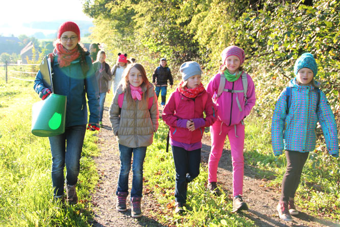 An einem sonnigen Herbstmorgen starten die Schüler gemeinsam zur Walderlebnis-Rallye in den Schulwald am LGKS.