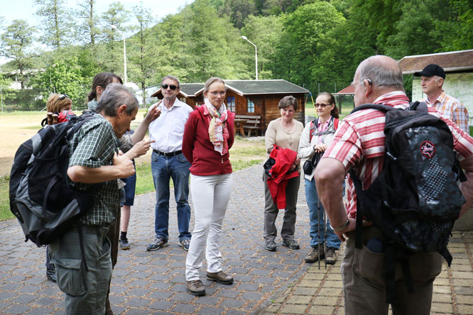 Am internationalen Tag der Artenvielfalt lädt das LGKS zu einer Themenwanderung ein. Bärbel Kemper begrüßt die Naturinteressierten Teilnehmer am Wanderparkplatz Schlottwitz.