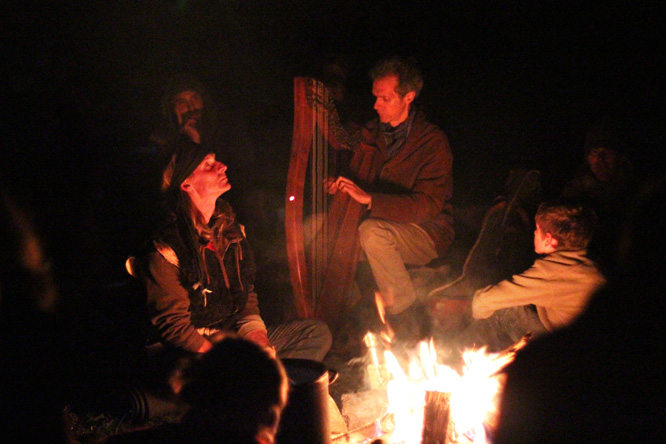 Seine Vorstellung der einheimischen Baumarten begleitet der Autor mit musikalischen Portraits auf der keltischen Harfe