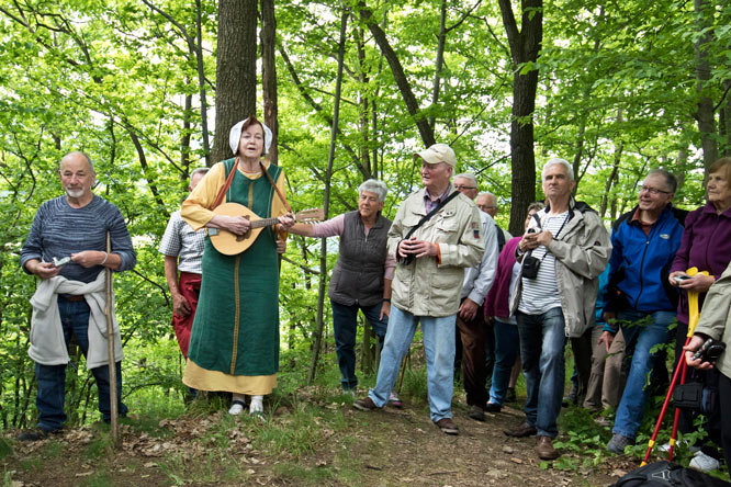An der Hirschsteigkoppe erwartet die Wanderer anlässlich der Einweihung des Edelmannsteigs eine historische Darbietung mit musikalischer Begleitung.