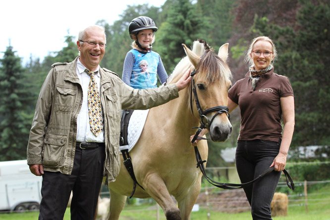 Auch Liebstadts Bürgermeister Hans-Peter Retzler besucht Bärbel Kemper und ihr Team mit den Fjordpferden auf dem Festgelände.
