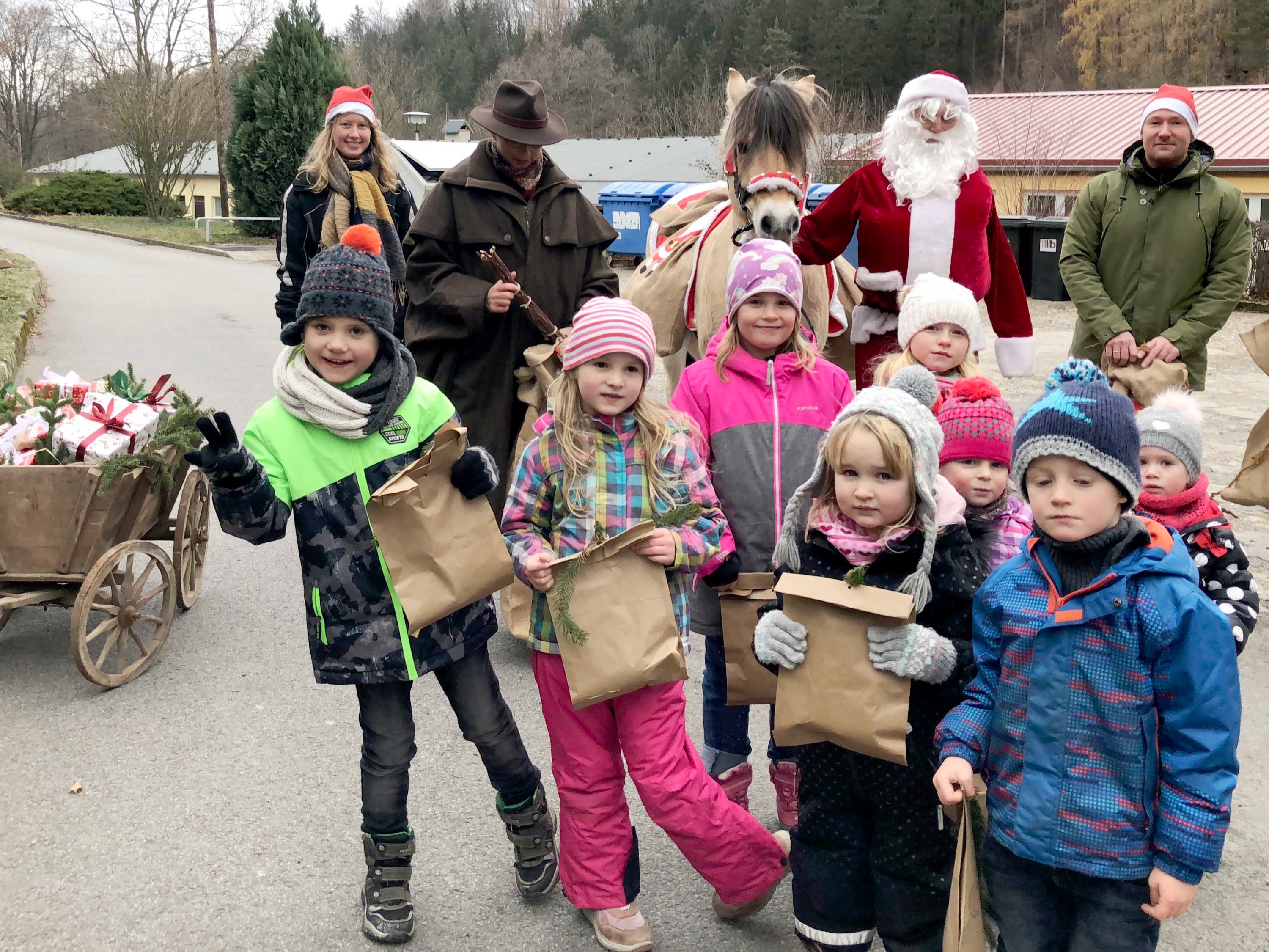 Die Kinder der Kita Zwergenhaus freuten sich besonders über die Geschenktüten und trauten sich sogar das Weihnachtspferd Laerke zu streicheln.