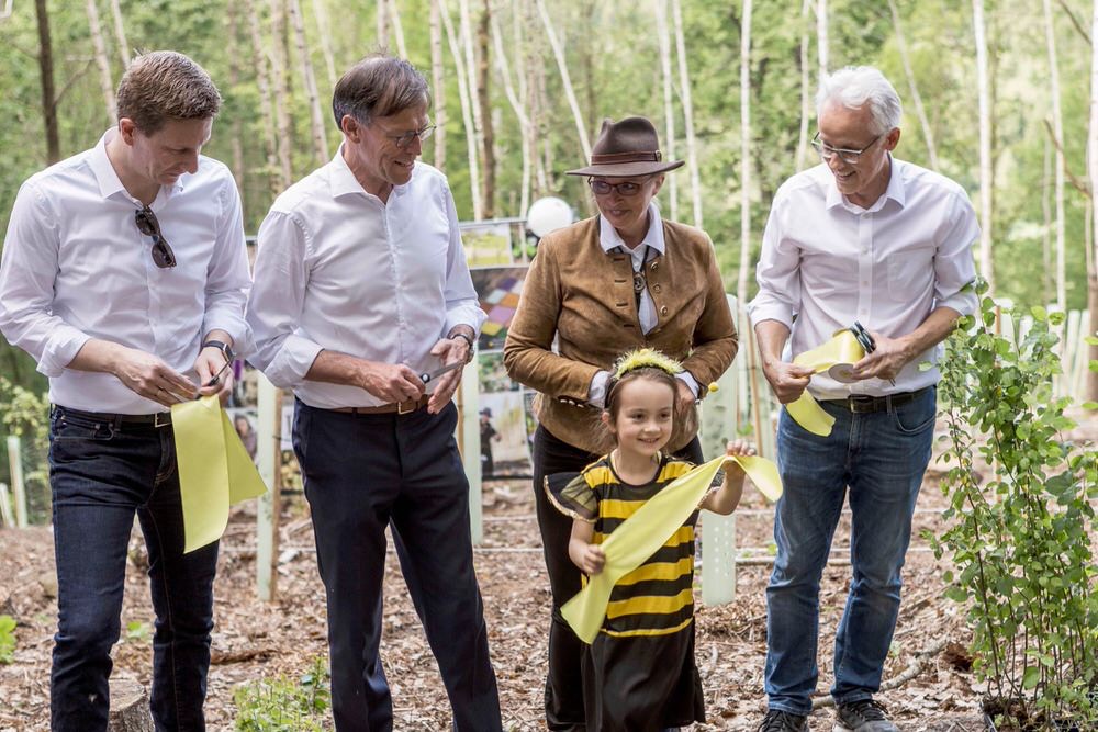 Feierlich und offiziell wurde der erste Pflanzabschnitt von Sachsens 1. Bienenwald eröffnet
